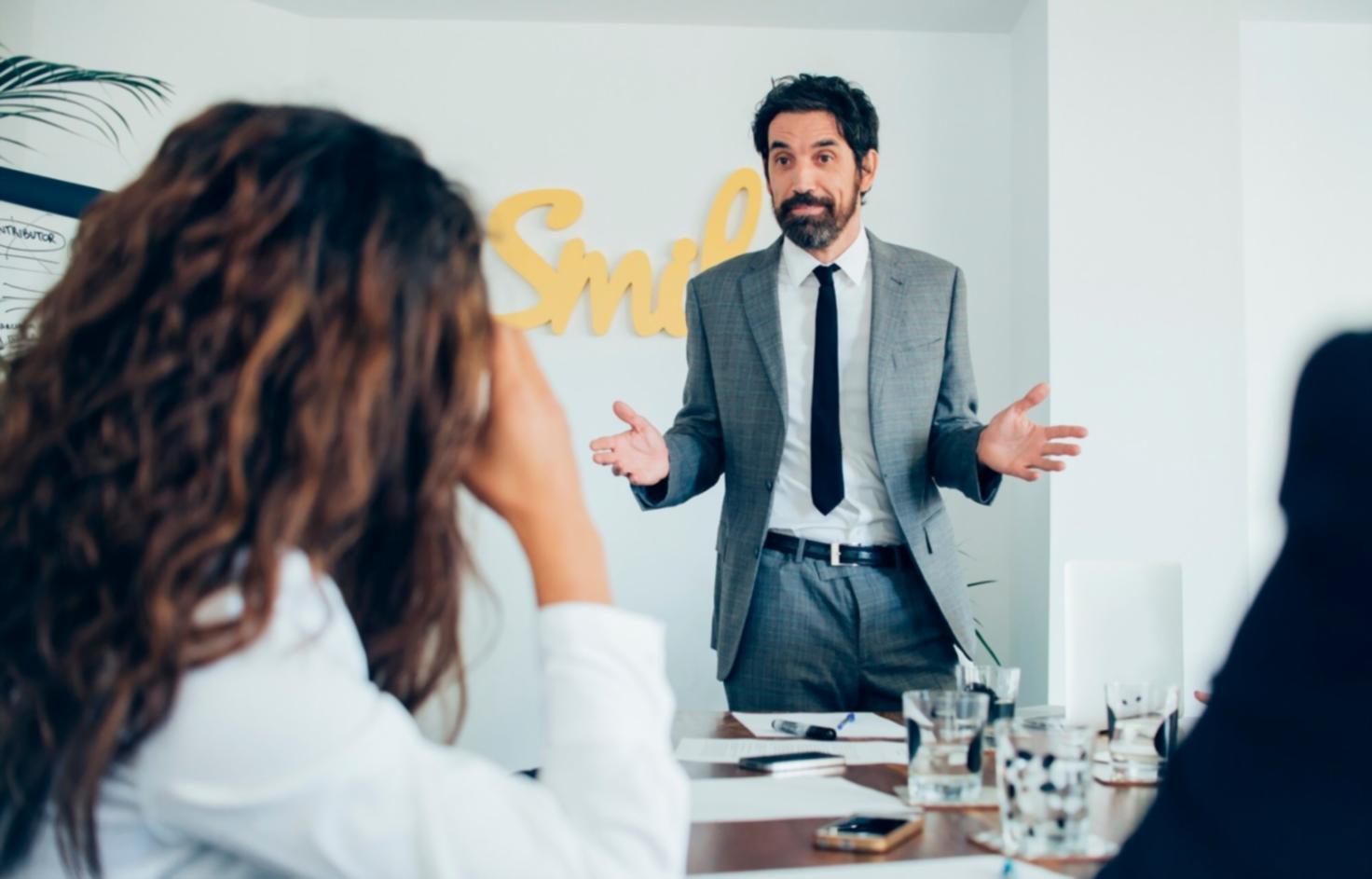 Finanzunterlagen und Notizen auf Schreibtisch