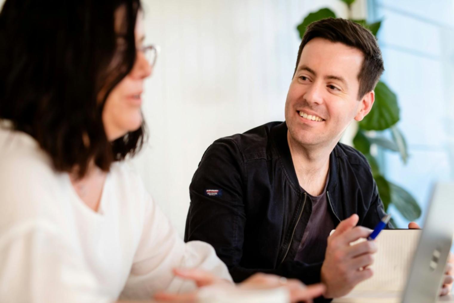 Moderne Arbeitsumgebung für Finanzberatung